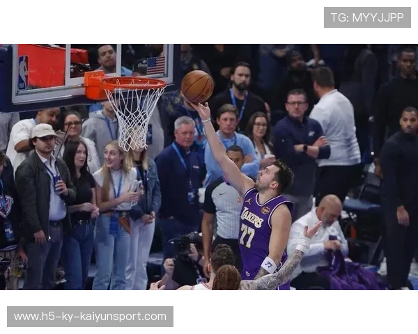 湖人两大亮点显著提升！东契奇改进两处失误，詹姆斯喜上眉梢，新援表现抢眼